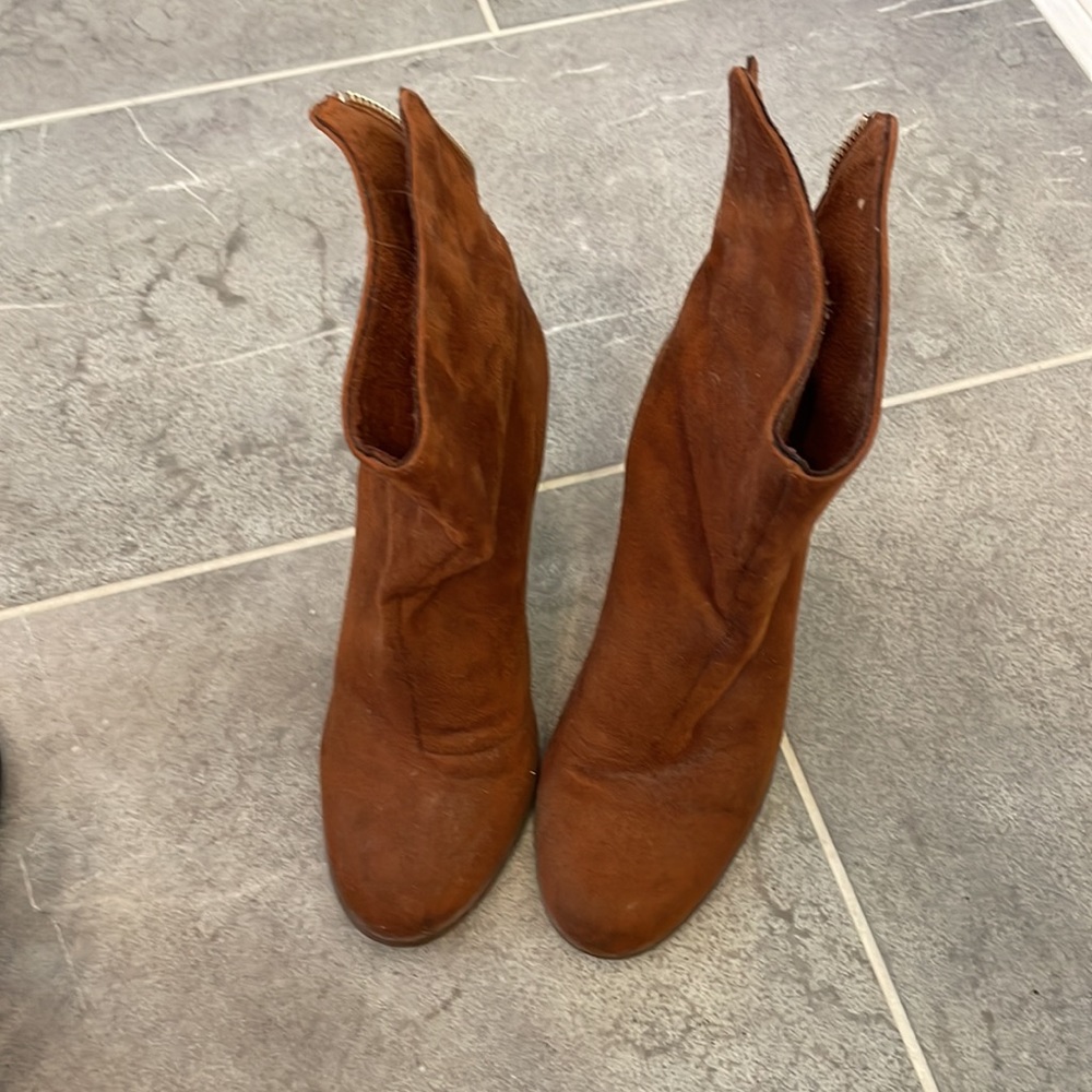 Chestnut suede booties